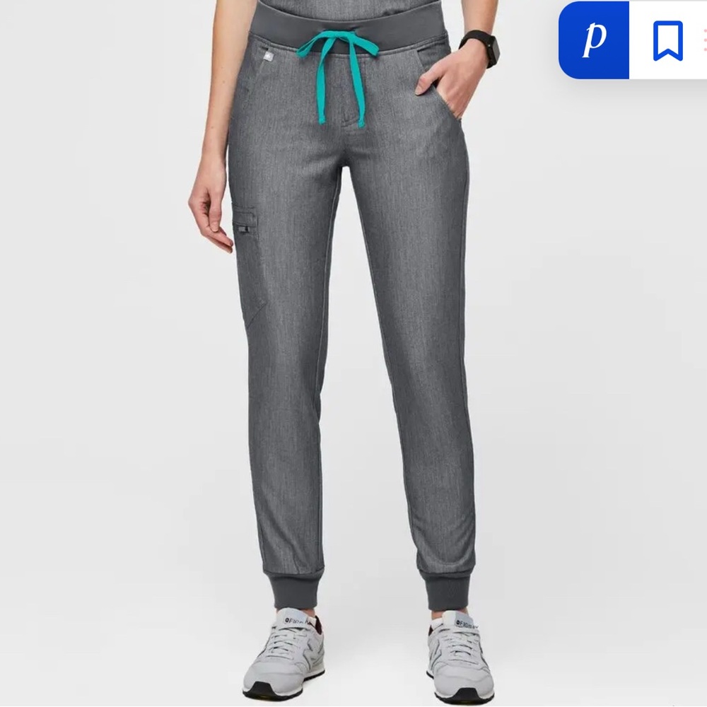 FIGS WOMENS JOGGER SCRUB PANTS “TECHNICAL COLLECTION” GREY 🤍🩶🎀  size small